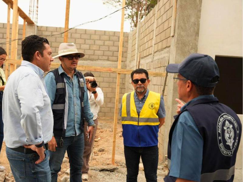 Durante la visita constataron un avance superior al 50% en los trabajos de construcción en el sector de la aldea Cerro Grande, kilómetro 4 de la carretera a Olancho.