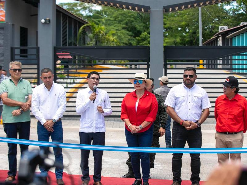 La presidenta Xiomara Castro, junto al director ejecutivo de Aduanas Honduras, Fausto Cálix, y otras autoridades del Gobierno, en la presentación de las instalaciones renovadas.