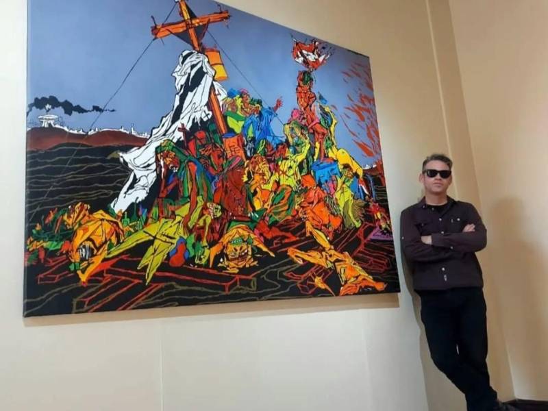 Samuel Erazo, en una entrevista en 2019, dijo: No tiene sentido hacer arte sino se dará un mensaje, las calles se convierten en lienzo. Aquí posa con su obra La Balsa.