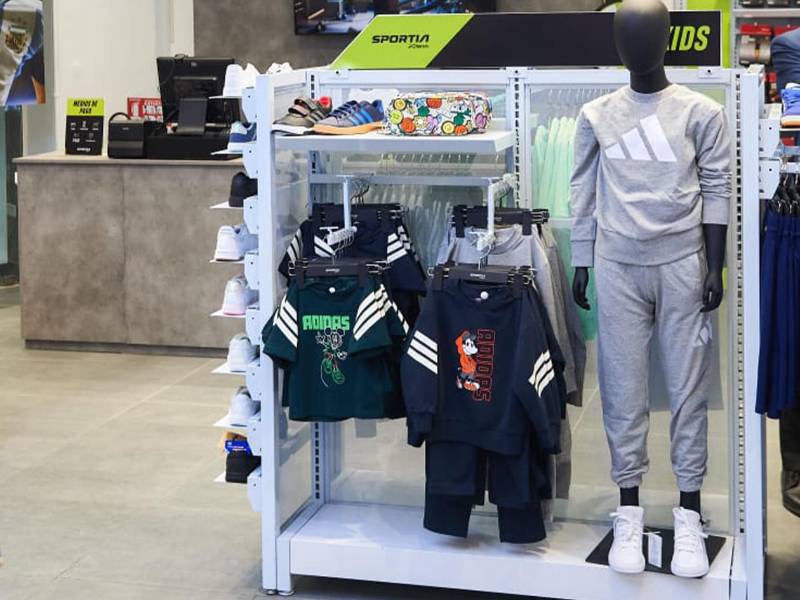 Los asesores expertos de Sportia están listos para brindar atención personalizada y orientar a cada cliente desde los más pequeños, hasta los más grandes en la elección de la ropa deportiva ideal.