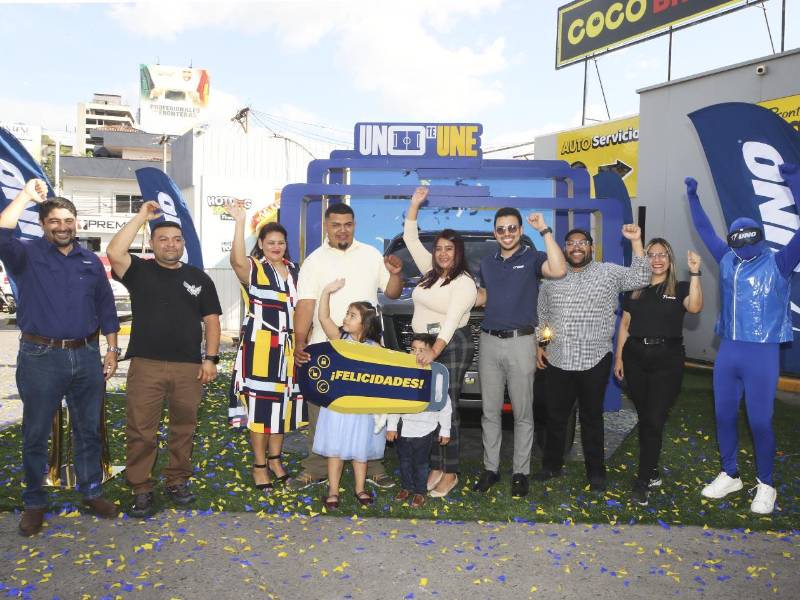 Momento de celebración junto a representantes de UNO y Pronto en la estación UNO Reforma.