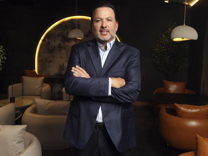 Lic. Jonathan Schacher, presidente de Grupo Hotel Alameda, destacó el legado de su familia y reafirmó el compromiso de continuar impulsando el crecimiento del hotel con una visión de futuro y confianza en Honduras.