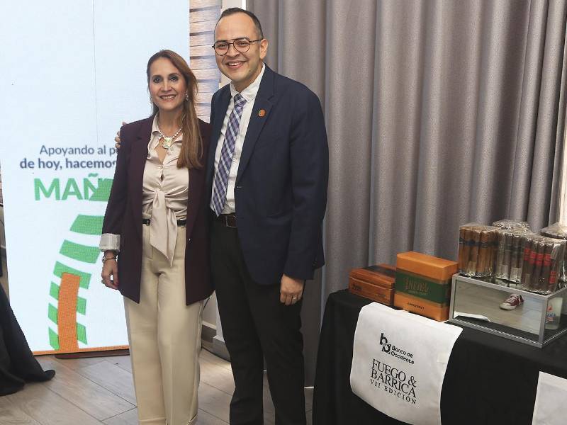 Mayra Urquia de Royal Eventos y Directora de Fuego y Barrica junto a Leonel Rivas, Gerente Corporativo de Mercadeo y Estrategia Comercial de Banco de Occidente.