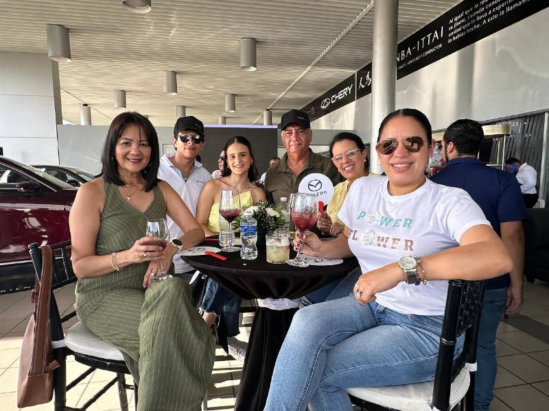 Los asistentes disfrutaron de la exhibición de los más recientes modelos de Mazda.