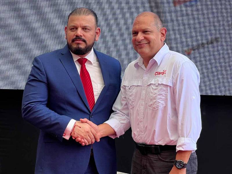 Edwin Flores, gerente general de Credidemo, y Danny Rodríguez, gerente de Mercadeo de Claro Honduras, destacaron los beneficios de la alianza que acerca nuevas oportunidades de movilidad a los usuarios de Claro Club.