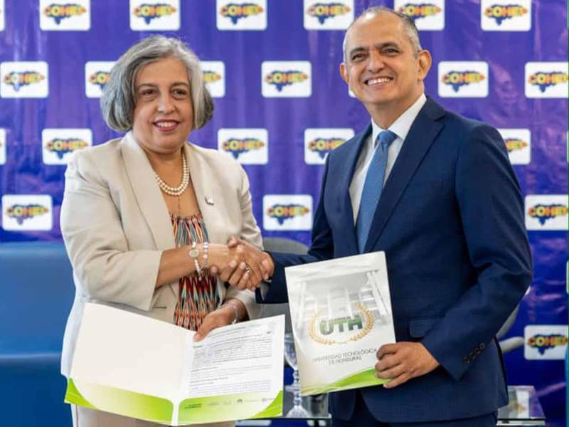 El Dr. Javier Mejía, rector general de UTH, estrecha la mano de Anabel Gallardo, presidenta del COHEP, como símbolo de la alianza y el compromiso conjunto por impulsar la inversión, el desarrollo y la generación de empleo en Honduras.