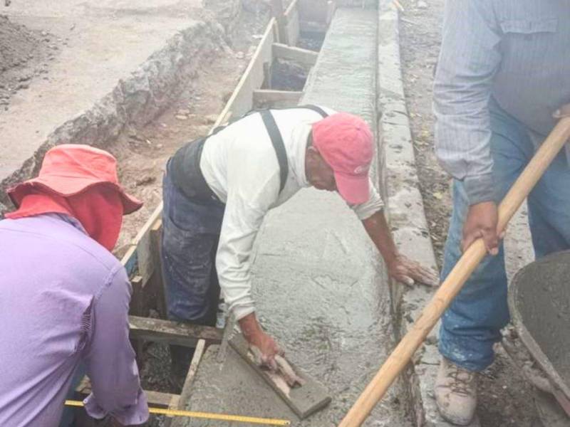 Instalación de quiebrapatas y tapaderas de cuneta en estación de buses frente a residencial Suyapita.