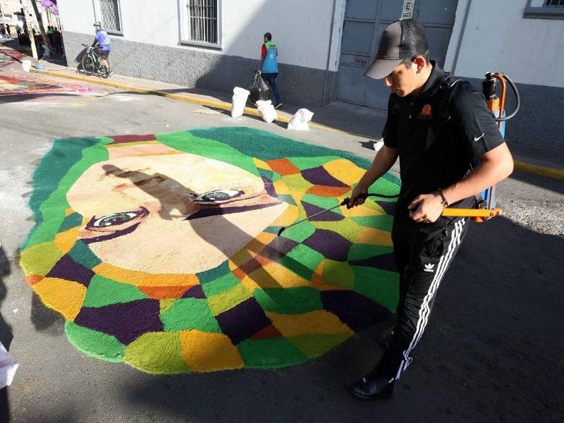 La realización del arte de las alfombras comienza desde las primeras horas de la mañana en el centro de Tegucigalpa.