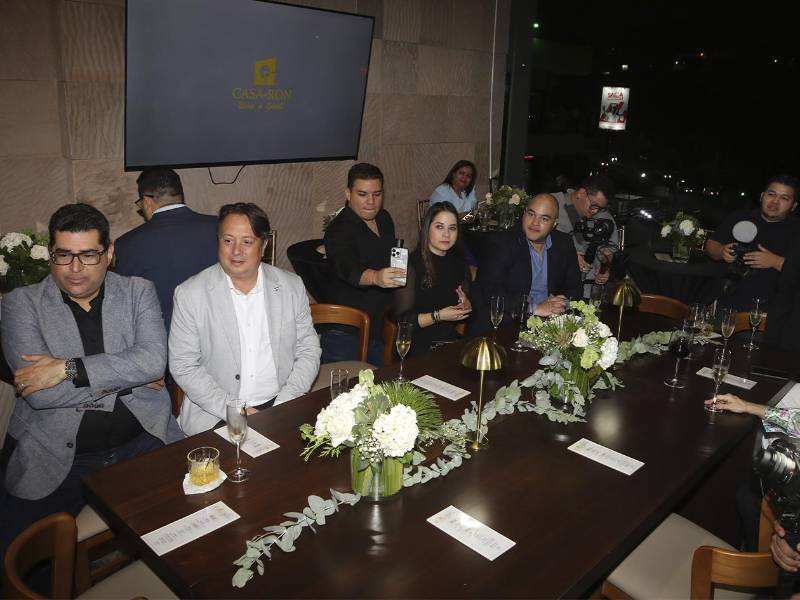 Durante la noche se llevó a cabo una cata de Ron Zacapa y Ron Flor de Caña, donde los asistentes disfrutaron de una experiencia sensorial que fusionó los sabores del chocolate con las notas aromáticas de cada ron.