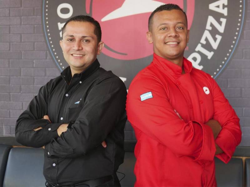 Mauricio Murillo, en la mesa de producción, y Héctor Reyes, en la mesa de corte, fueron piezas clave en la victoria de Pizza Hut Honduras en el Global Championship 2026.