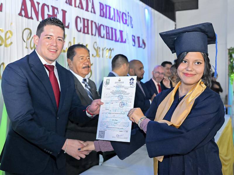 Educadores de Ocotepeque reciben su acreditación como docentes bilingües, marcando un avance histórico para la región occidental del país.
