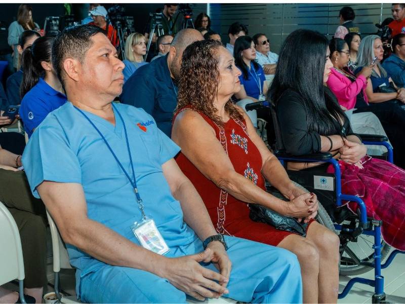 Personal de la Teletón y pacientes participan en el lanzamiento de la campaña de apoyo 2025, celebrando la solidaridad que transforma vidas.