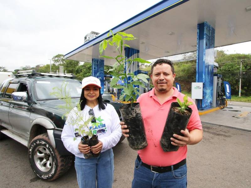 Clientes de estaciones UNO recibieron especies frutales y forestales como parte de la iniciativa ambiental impulsada en Tegucigalpa y San Pedro Sula.