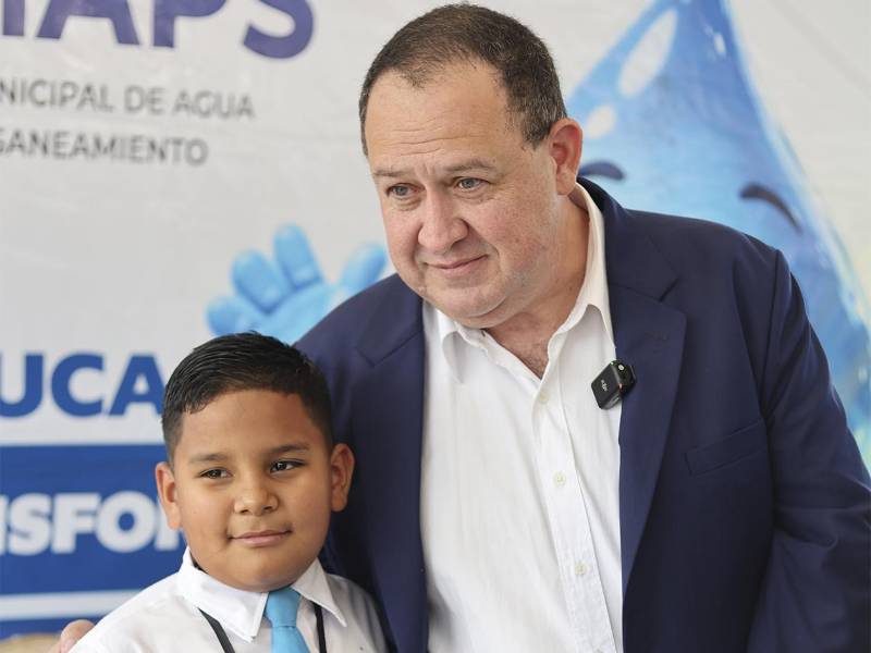 Gustavo Boquín, gerente de UMAPS comparte con estudiante durante entrega de tanques de agua.