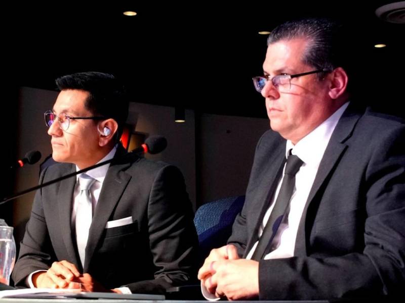 Los presentadores del foro “De Frente” en la USAP, encargados de moderar el diálogo entre los candidatos presidenciales y la comunidad universitaria.