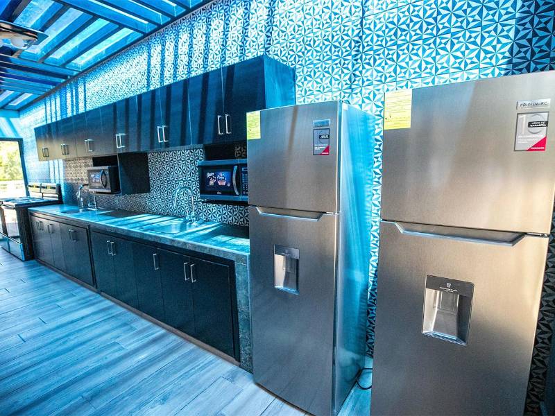 Vista de la cocina y comedor del Edificio 1, diseñados para la comodidad del personal.