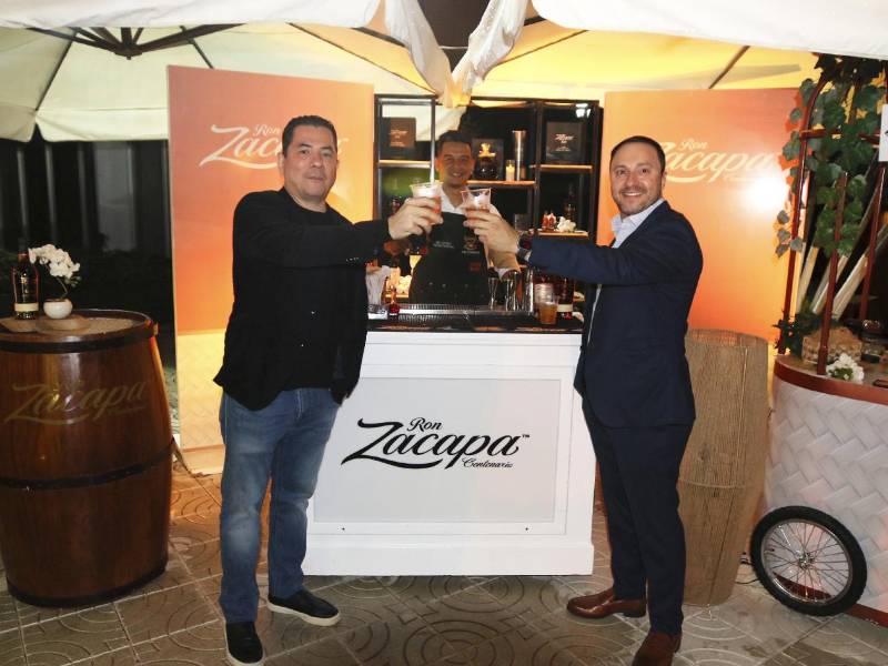 Emprendedores destacaron sus productos en stands interactivos durante la velada.