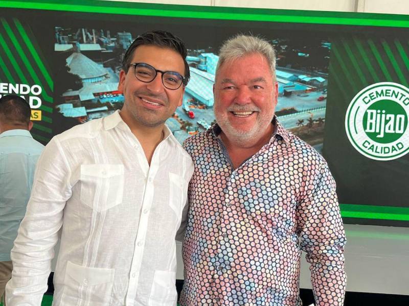 Erick Rosenthal y el alcalde Roberto Contreras, durante el evento de inauguración del molino número 4.