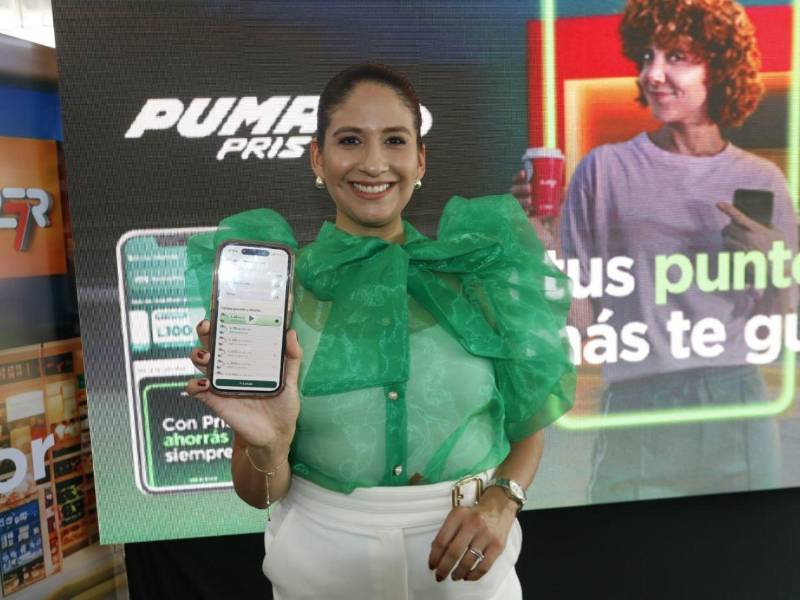 Con su teléfono en mano, Paola Padilla, de Puma Energy Honduras, destaca los beneficios permanentes que ofrece la aplicación Puma Pris a sus usuarios.