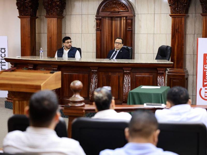Panelistas analizan la situación del proceso electoral.