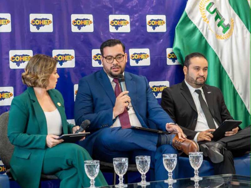 Jacky Redondo, de UTH, moderó el foro que permitió intercambiar propuestas y perspectivas alrededor de la inversión, el desarrollo económico y la generación de empleo en Honduras.