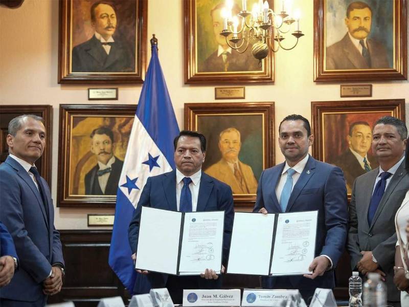 Firmaron el convenio el presidente del Congreso Nacional, Tomás Zambrano, y el titular de la ENAG, Juan Manuel Gálvez.