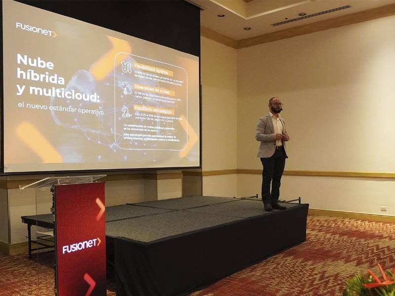 Durante su ponencia el experto explicó por qué la arquitectura de nube híbrida es una tendencia dominante: permite a las empresas optimizar costos, mejorar el rendimiento y mantener el control de sus datos críticos.