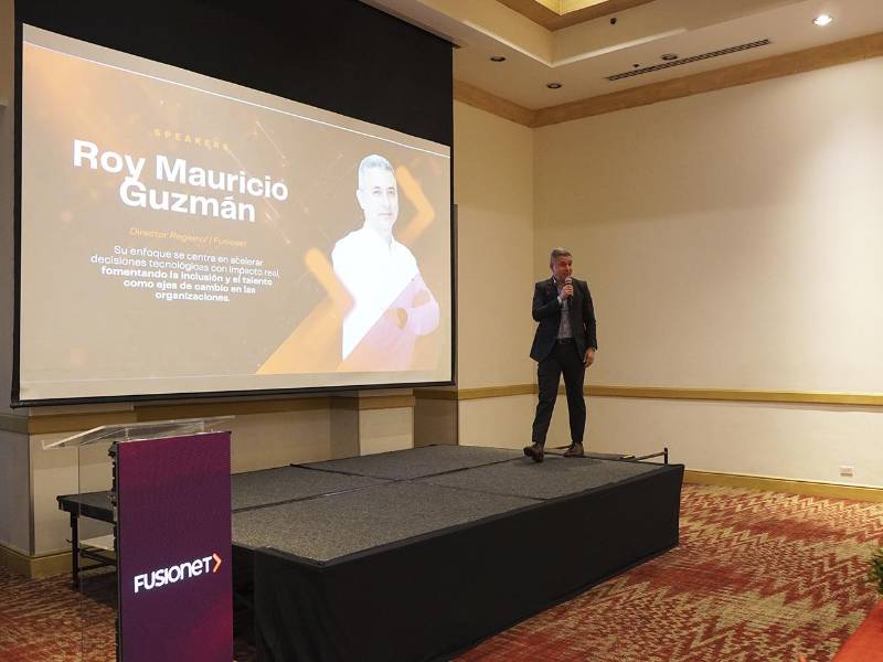 Roy Mauricio Guzmán, Director Regional de Fusionet, durante su intervención en Tech Hunters. Reafirmó el compromiso de la compañía con la innovación, guiando a las empresas hondureñas en su ruta hacia la transformación digital con soluciones de vanguardia.