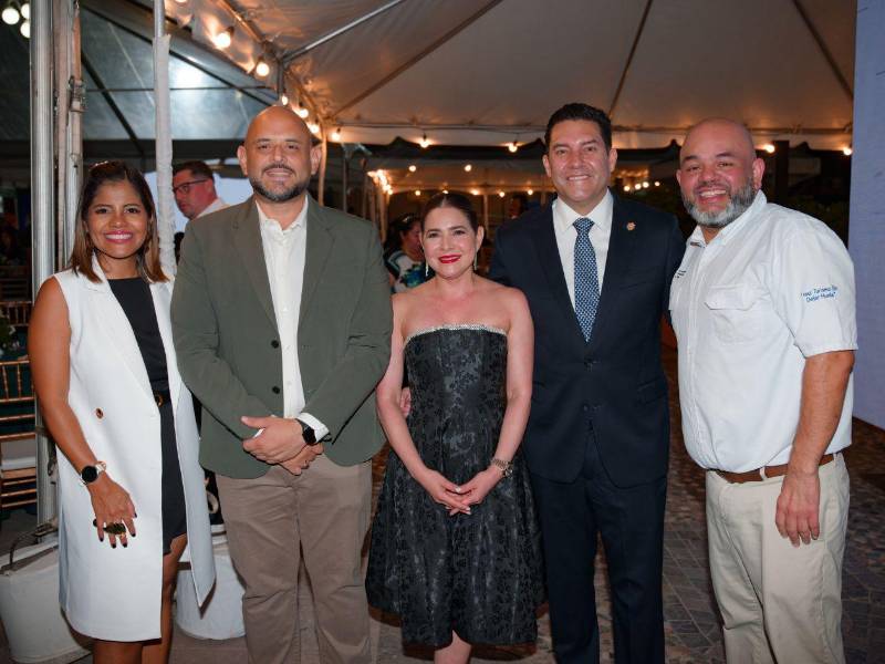 Tania Lozano, Andrés Ehrler, Paola Rubí, Juan Diego Zelaya y Adolfo Pineda.