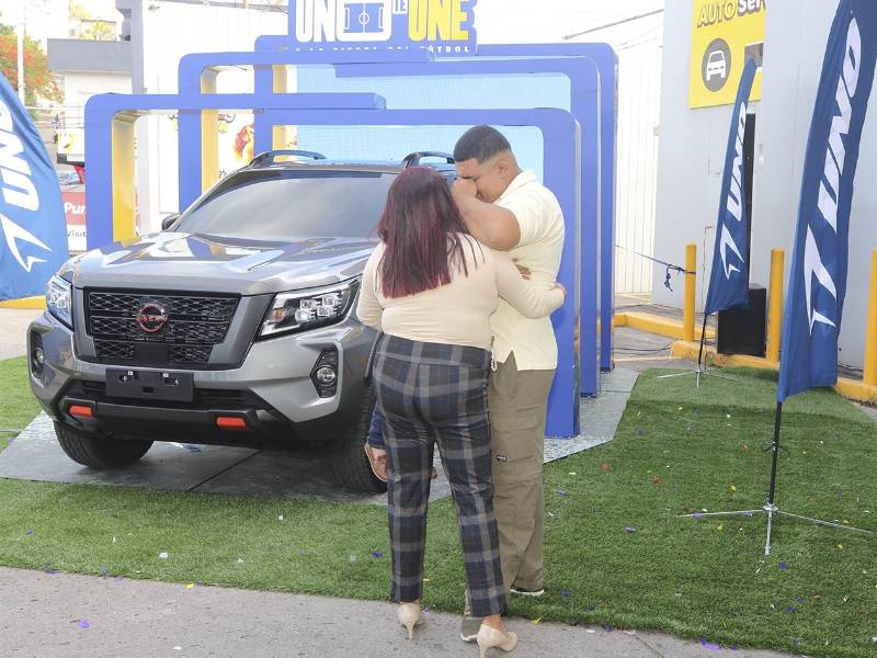 Fransua Herrera conmovido al ver su nuevo vehículo, un momento de muchas emociones y agradecimiento.