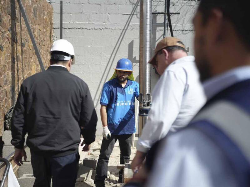 El alcalde Juan Diego Zelaya supervisa los trabajos de recuperación de pozos en La Satélite.