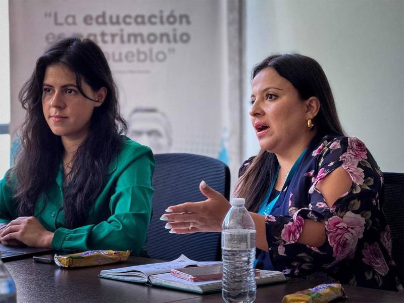 Autoridades se reúnen para coordinar el desarrollo de la oferta educativa virtual.