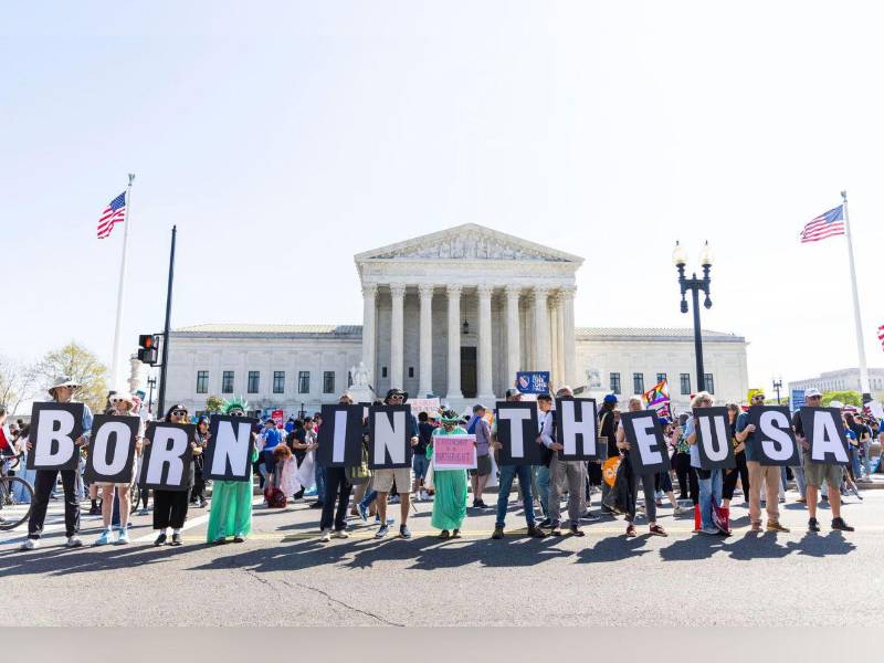 En la manifestación frente a la sede del Supremo, cientos de asistentes coreaban consignas contra el mandatario republicano Donald Trump.