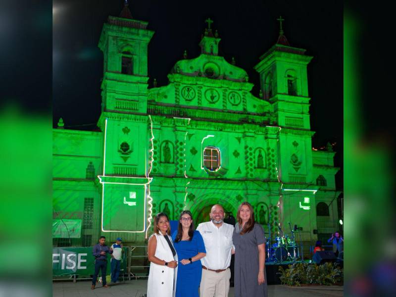 La fachada de la Iglesia Los Dolores se vistió de gala con los colores de Banco LAFISE.