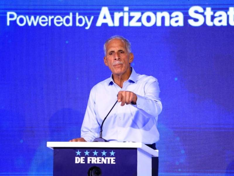 Nasry Asfura durante su participación en el foro “De Frente” de la USAP, presentando su plan de gobierno.