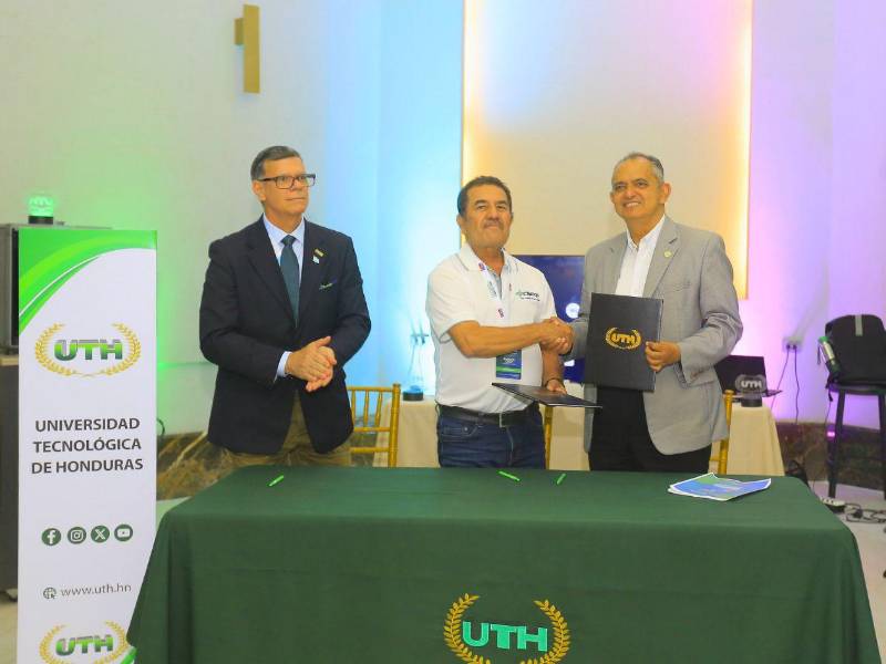 El máster Javier Mejía y el ingeniero Andrés Cruz estrechan las manos luego de firmar el convenio. Junto a ellos, el ingeniero Milton René Morillo, representante legal de la Junta Directiva del CIMEQH.