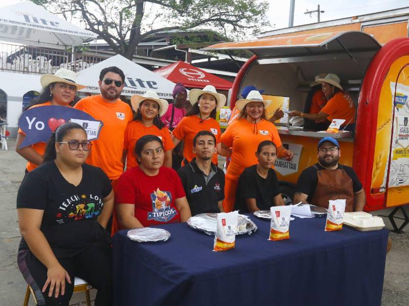 Representantes de los diferentes restaurantes del Agas que participaron en el concurso La mejor baleada de la Feria Juniana.