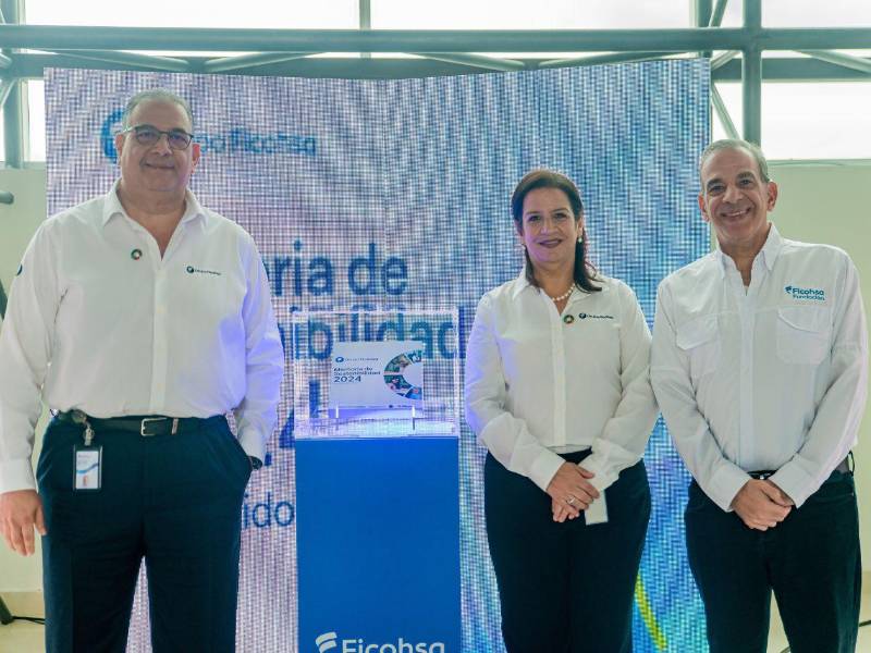 Luis Atala, vicepresidente Ejecutivo de Grupo Ficohsa, Karla Simón, vicepresidenta de Sostenibilidad de Grupo Ficohsa y Juan Carlos Atala, presidente de Fundación Ficohsa.