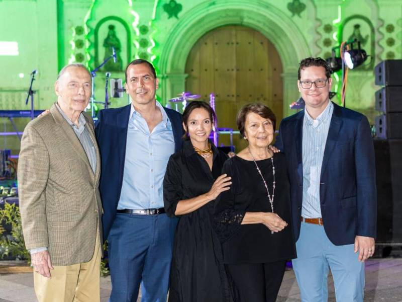 Henry, Ruy, Adriana y Ana Merriam, junto a Michael Peabody.