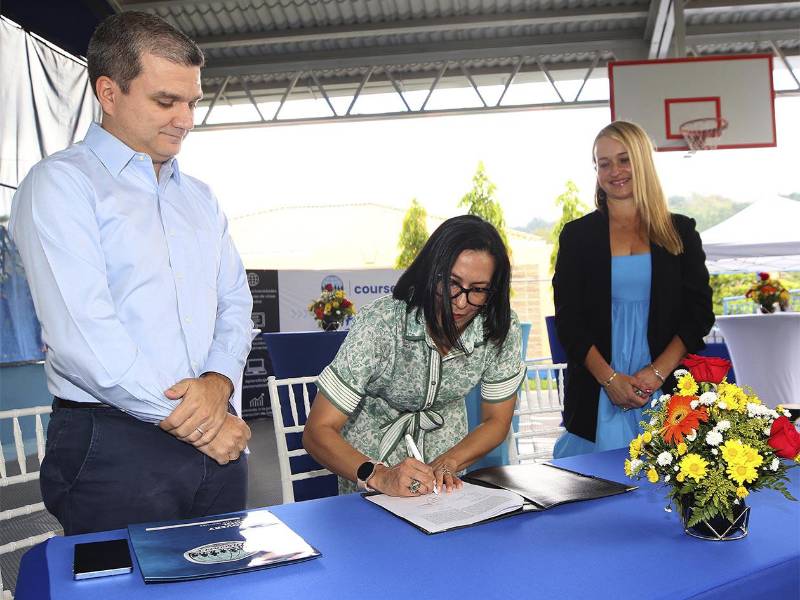 Autoridades de Discovery School, representantes de Coursera e invitados especiales participaron en el acto de firma, reafirmando su compromiso con la transformación educativa y la innovación académica.