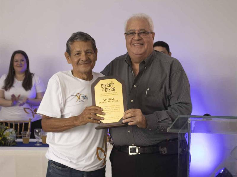 Don Kamal Dieck, fundador de la empresa, entregó un reconocimiento especial a uno de los colaboradores, simbolizando el aprecio por el trabajo, la lealtad y el compromiso que han construido esta gran familia.