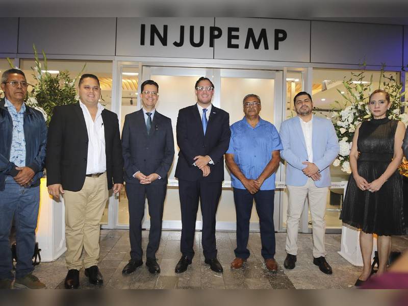Funcionarios de Gobierno y autoridades de Injupemp participaron en la apertura de la nueva Agencia de Préstamos (API).