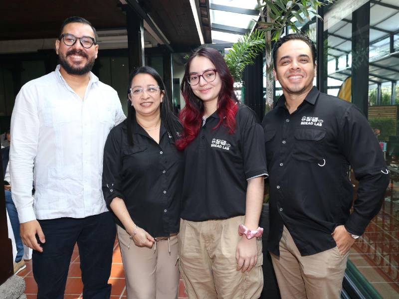 El chef Carlos Eduardo Guerrero y colaboradores de Bred Lab compartieron en el encuentro.
