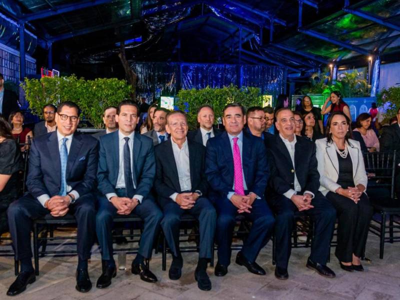 Miembros de las instituciones aliadas presencian la ceremonia, demostrando un acuerdo sólido.
