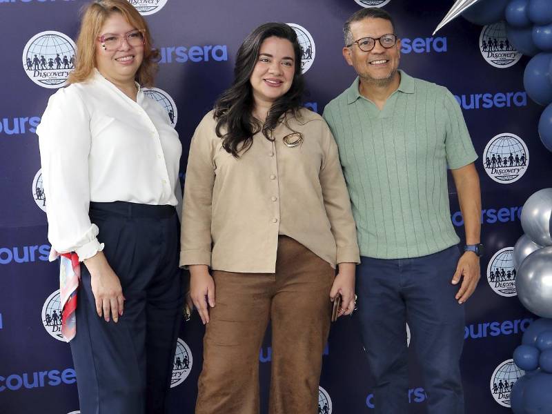 Personalidades acompañaron a Discovery School en la celebración de este trascendental acuerdo con Coursera, líder mundial en aprendizaje en línea.