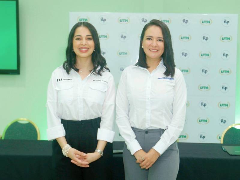 Marcela Montenegro, subgerente de marca Motomundo, junto a Brenda Mejía, jefa de Mercadeo para la zona norte de Jetstereo.