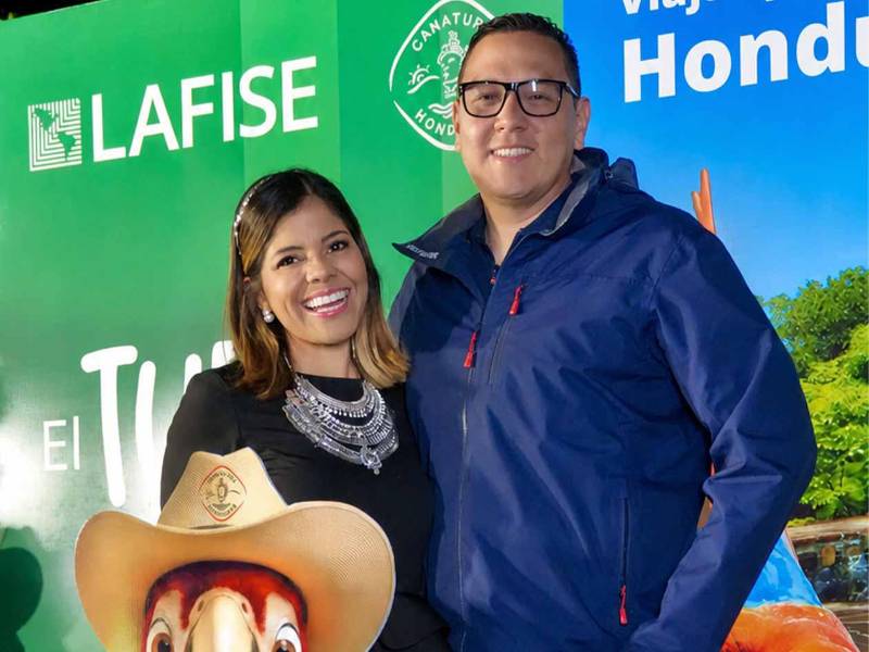 Tania Lozano, gerente de Mercadeo de Banco LAFISE Honduras, junto Luis Triminio, disfrutando del sabor, la cultura y la música.