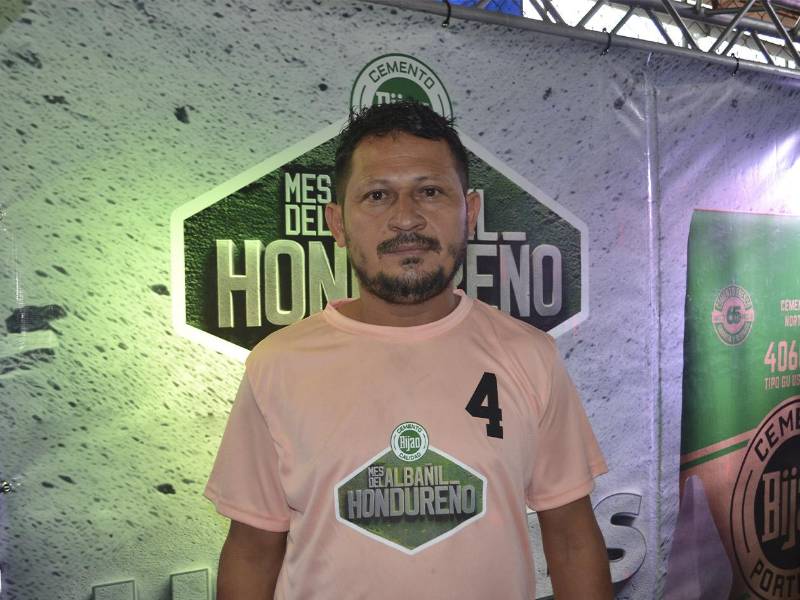 Víctor Manuel López Castellanos, maestro de obra de Choloma, agradeció a Cemento Bijao por reconocer la dedicación de los trabajadores de la construcción.