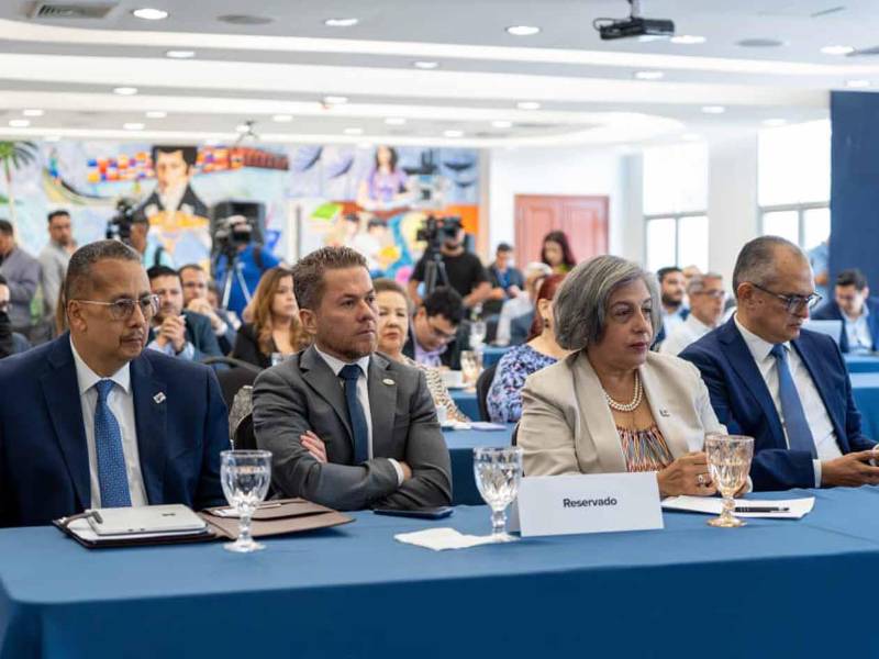 Autoridades de UTH acompañaron el encuentro que marca el inicio de una alianza estratégica orientada a fortalecer la vinculación entre la educación superior y el sector productivo.