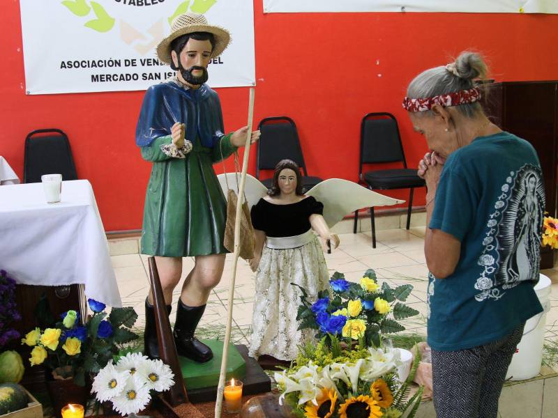 Los vendedores celebraron una misa como parte de las actividades en la feria del mercado.
